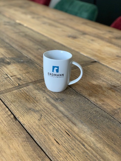 Erdmann-Tasse auf dem Holztisch